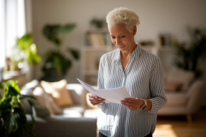personne-mature-salon-documents-lumiere