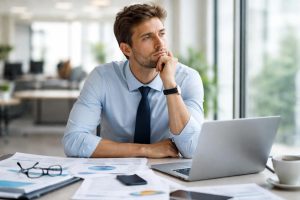 employe-bureau-moderne-ordinateur-fenetre